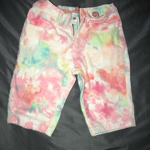 The dye Bermuda shorts